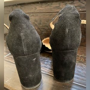 Chloe black middle heel pumps